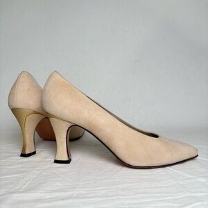 ST. JOHN Genuine Suede Leather Cream Heels Pumps Gold Trim 7.5 B